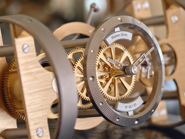 An introduction to Maison Alcée's Persée Or table clock